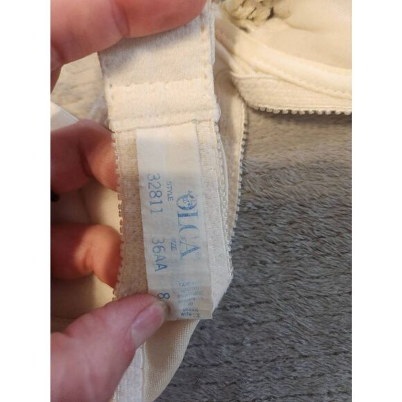 VINTAGE OLGA 32811 White SATIN EMBROIDERED LACE EDGINGS PETITE PADDED BRA 36AA - Picture 3 of 3